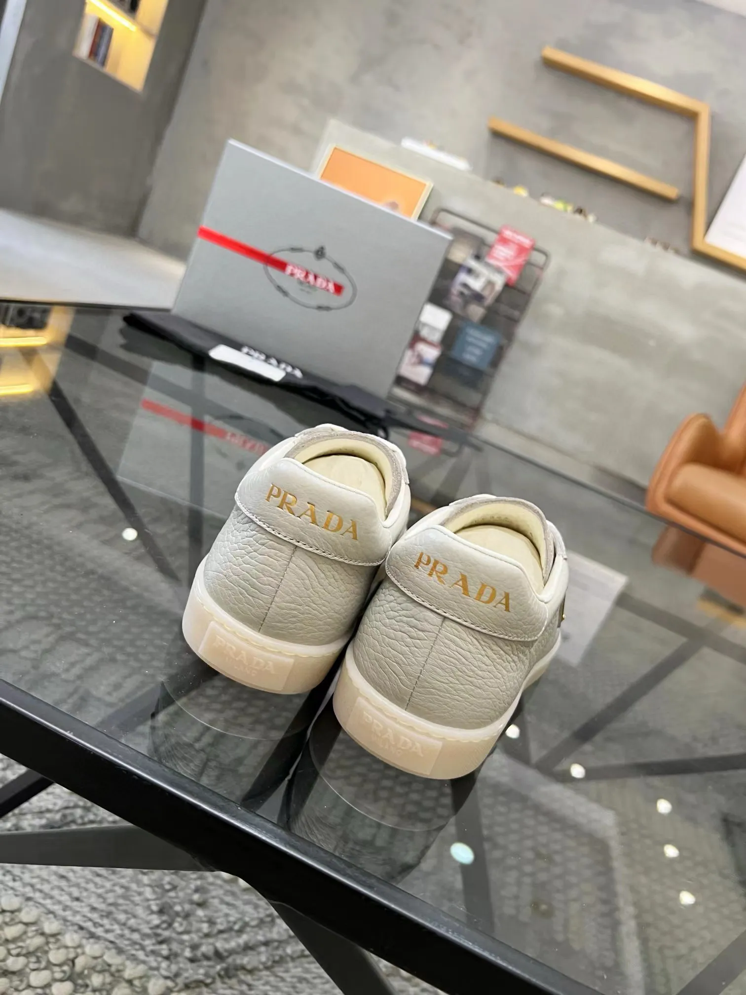 Factory price: 400💰Prada new men's leather sports shoes, the highest version on the market, any comparison is welcome🆚! The original leather has excellent texture and is super high-end! Fetal sheep net lining imported from Italy, removable pad! Luxurious materials and fine workmanship, highly recommended! Code number: 38-44, customized 45
